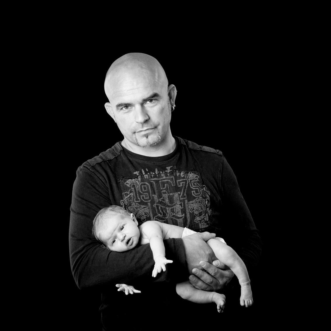 Mann und Baby, schwarz-weiß Fotografie, Portrait
